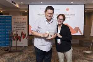 Зображення вручення сертифікату Ціомік на тренінгу з документування катувань і сексуального насильства 22-25.07.2025