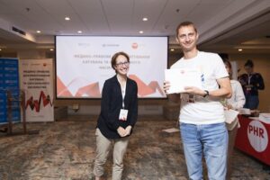 Зображення вручення сертифікату Каніщев на тренінгу з документування катувань і сексуального насильства 22-25.07.2025