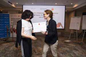 Зображення вручення сертифікату Олійник на тренінгу з документування катувань і сексуального насильства 22-25.07.2025