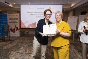 Зображення вручення сертифіката Прашко на тренінгу з документування катувань і сексуального насильства 22-25.07.2025