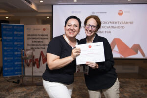 Зображення вручення сертифіката Сидоренко на тренінгу з документування катувань і сексуального насильства 22-25.07.2025